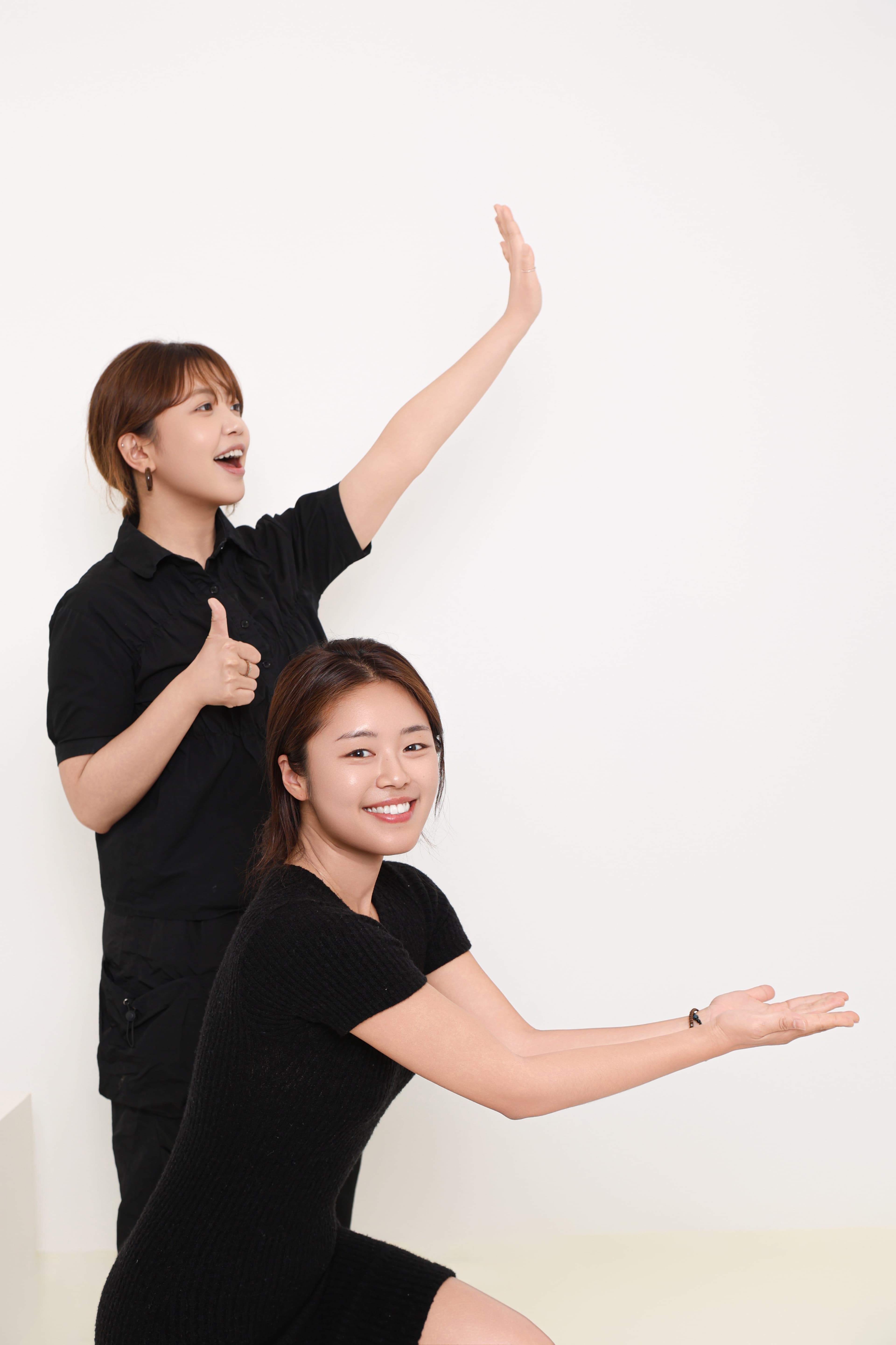 호스트 예빈과 하영